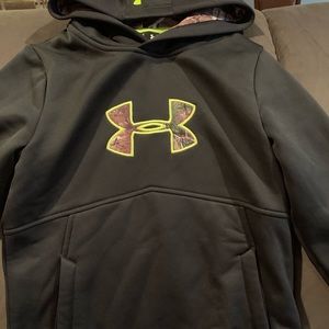 Boys Under Armour Hooded sweatshirt. Size medium